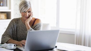 Immagine di una signora al computer
